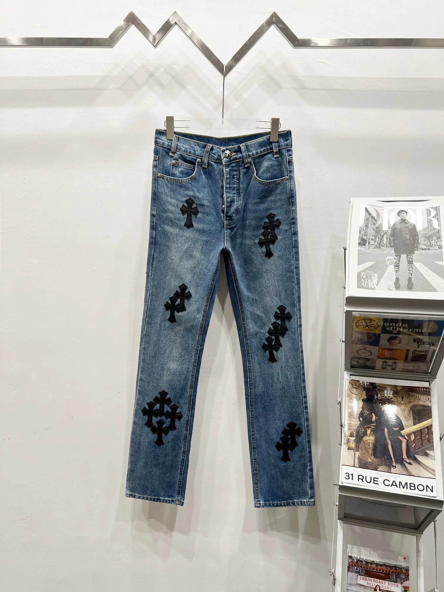 P260 Style No.: (c027) Chrome Hearts & Chrome Hearts Blue Bull Starry Sky Patchwork Leather Cross Jeans - Using starry sky theme patchwork leather elements, mostly presented in the shape of a cross. There is glitter on the surface of the leather, which is dazzling under the light. The unique design has simple and elegant details, exquisite workmanship, the entire trousers are neatly routed, and the details are in place! It’s so cool that both men and women can easily control the genderless trend!  Color: blue Size: S-M-L-XL-XXL